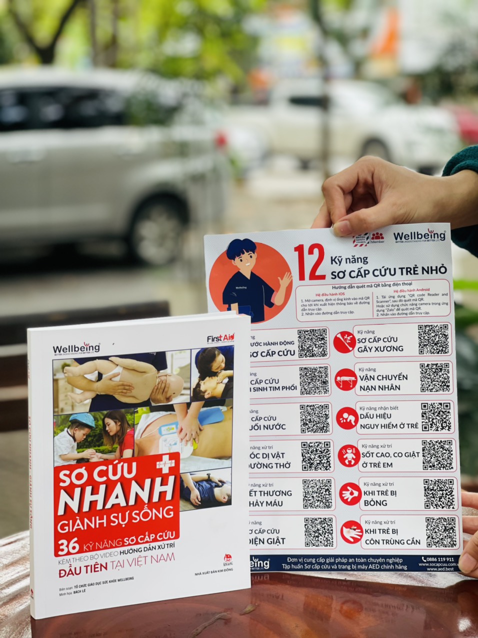 Hình ảnh (Tặng kèm Poster 10 Kĩ năng sơ cấp cứu cơ bản) SƠ CỨU NHANH – GIÀNH SỰ SỐNG [36 Kỹ Năng Sơ Cấp Cứu Kèm Theo Bộ Video Hướng Dẫn Xử Trí Đầu Tiên Tại Việt Nam] - Tổ chức Giáo dục Sức khoẻ Wellbeing – NXB Kim Đồng