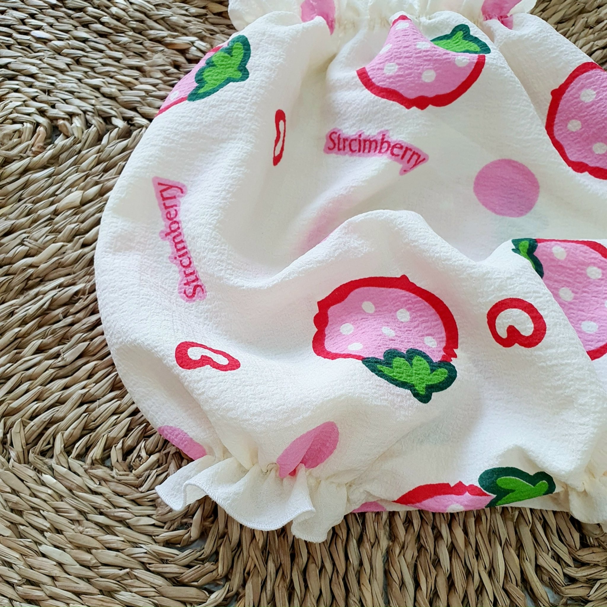Body nơ hai dây bé gái họa tiết trái dâu chất đũi xốp xinh xắn sét 3 chi tiết cho bé gái sơ sinh-12kg