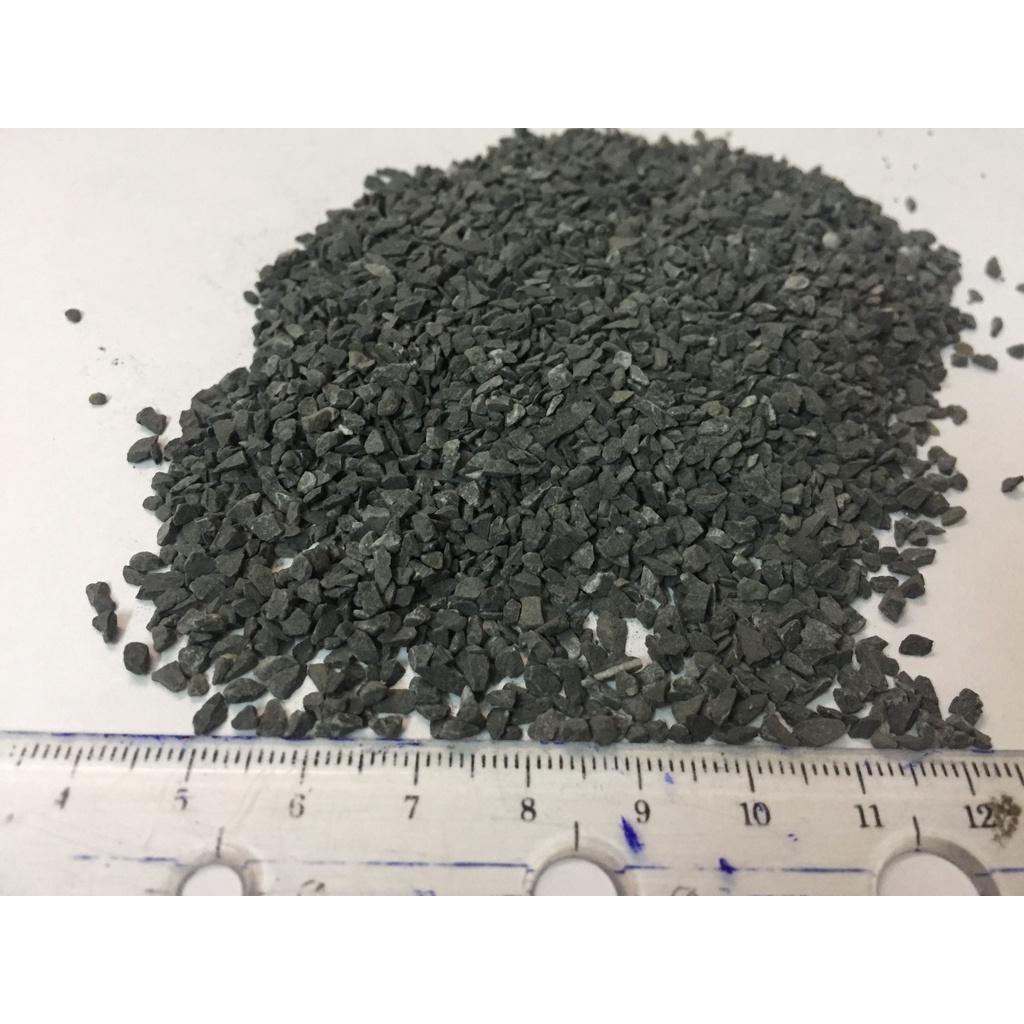 10 kg sỏi đen cỡ 0,5 - 1 cm mỗi viên, dùng trang trí rải sân vườn, chậu cây, lọc nước, bể cá