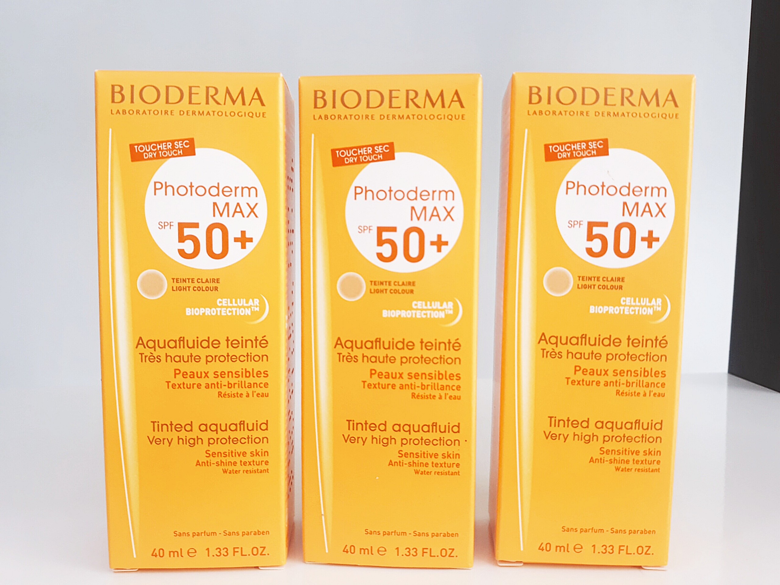 Kem Chống Nắng Bioderma Photoderm MAX Aquafluide Teinte Claire SPF50+ 40ml Giảm Bóng Nhờn, Che Khuyết Điểm Dành Cho Mọi Loại Da Đặc Biệt Là Da Dầu, Nhạy Cảm (Tông Màu Tự Nhiên) 40ml + Tặng Kèm 1 Móc Khóa Hình Tour Eiffel Viền Đỏ