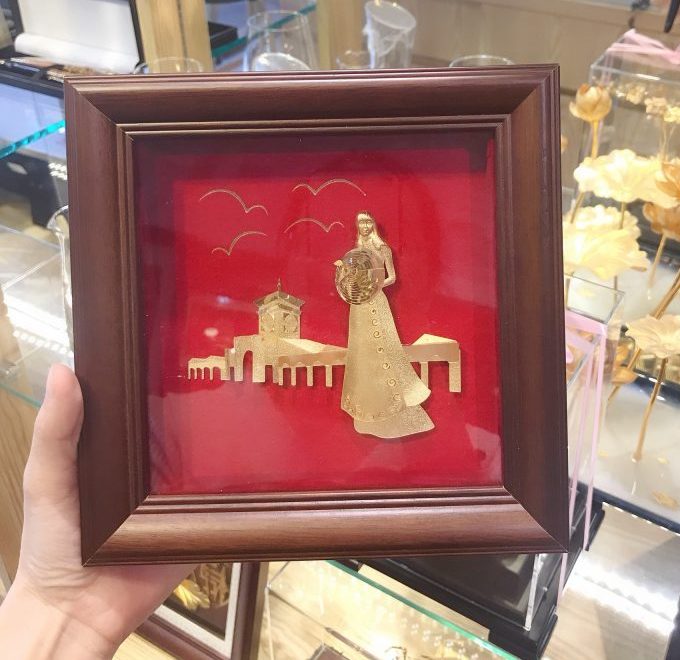 Tranh Chợ Bến Thành dát vàng (20 x 20cm) MT Gold Art- Hàng chính hãng, trang trí nhà cửa, quà tặng sếp, đối tác, khách hàng.