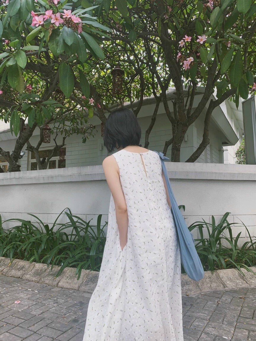 Đầm maxi trắng form rộng, Đầm yếm dáng suông dài đi biển Cao Cấp in hoa nhí, sát nách cổ tròn MiNhi