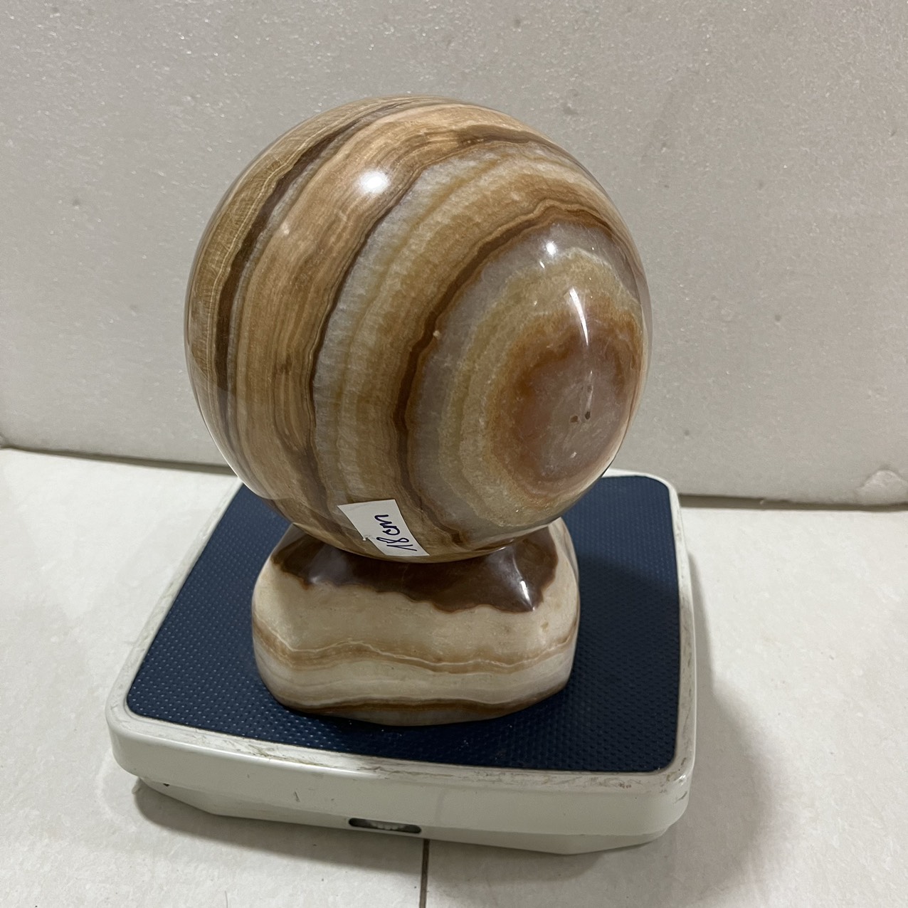 Cầu bi đá tự nhiên đường kính 18 cm, nặng 11 kg có đế màu vàng vân cực đẹp cho người mệnh Kim và Thổ