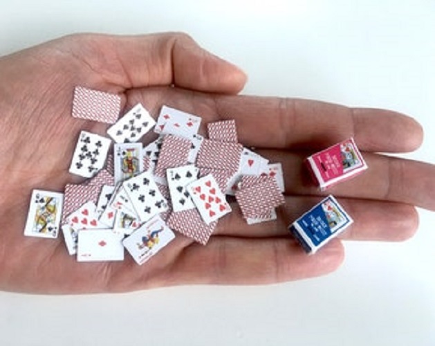 bài tây ,bài poker - mini tí hon (54 lá bài và 2 vỏ hộp)