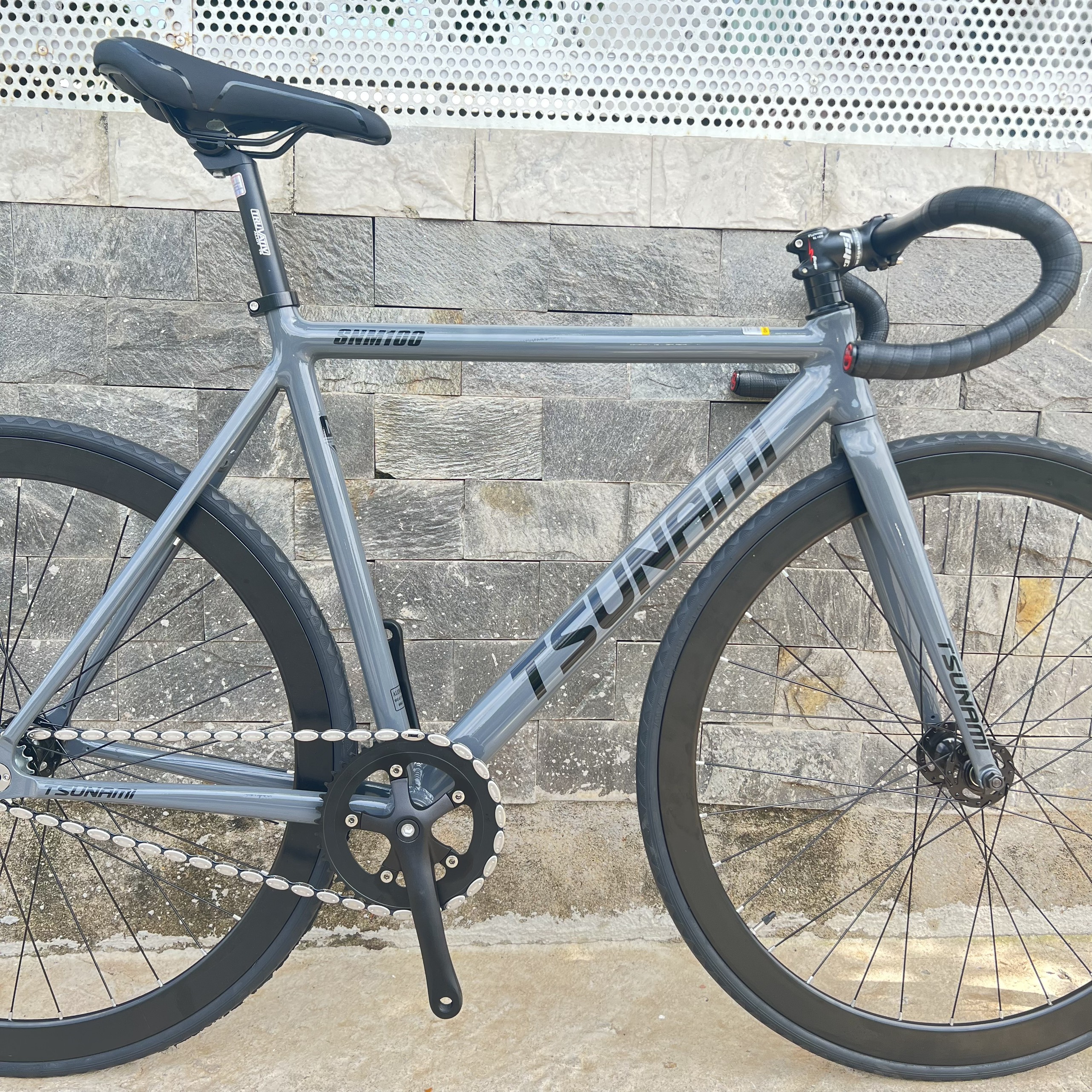 Xe đạp fixed gear TSUNAMI SNM100 cơ bản - Xám xi măng