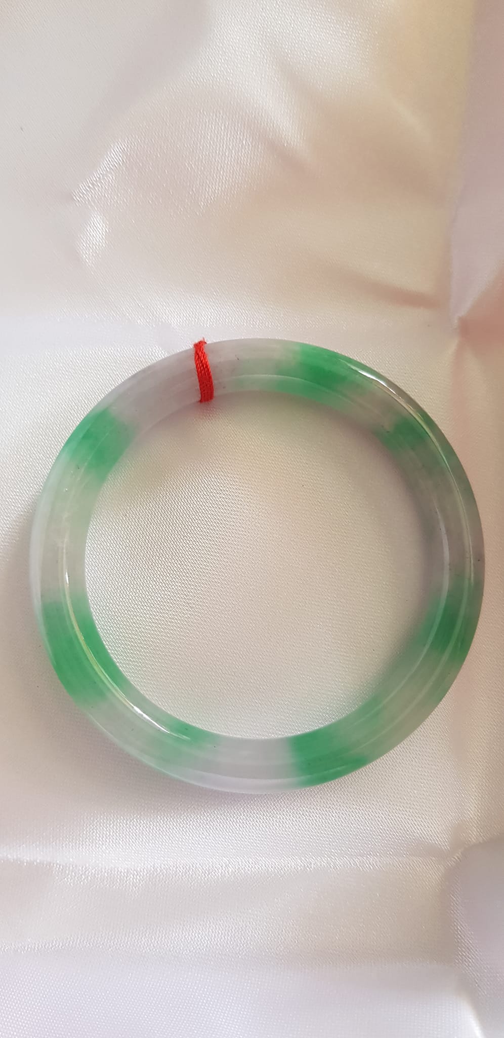 Vòng Cẩm Thạch tự nhiên mới TR LÝ Sao IC 49mm x cọng 7mm Vòng màu trắng xanh lý đều bóng đẹp nữ tay nhỏ 40kg - 49kg đeo rẻ đẹp ạ