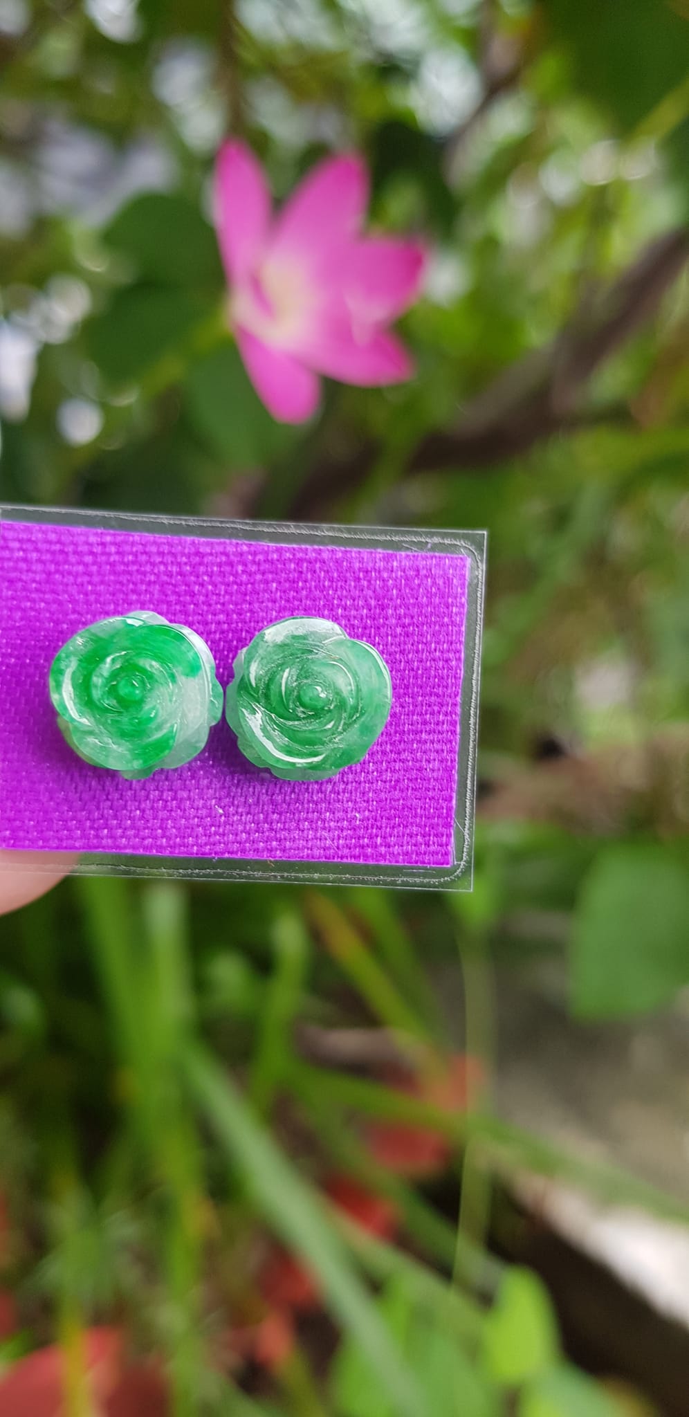 Đôi bông tai nữ mới bông hồng nổi đẹp size đk 10mm x cao 5mm đá cẩm thạch xanh tự nhiên lý tươi xíu trắng nhẹ rất xinh các Chị em về bọc vàng lên đeo đẹp sang tai lắm nhé