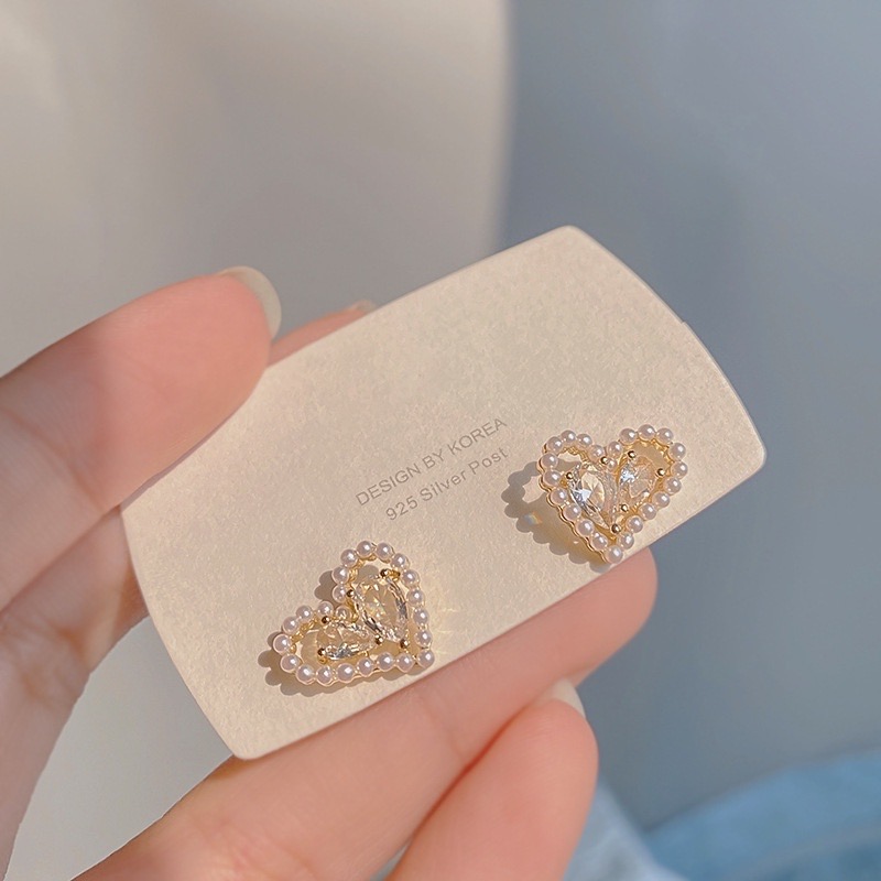 Khuyên tai hình trái tim viền ngọc sát tai đơn giản