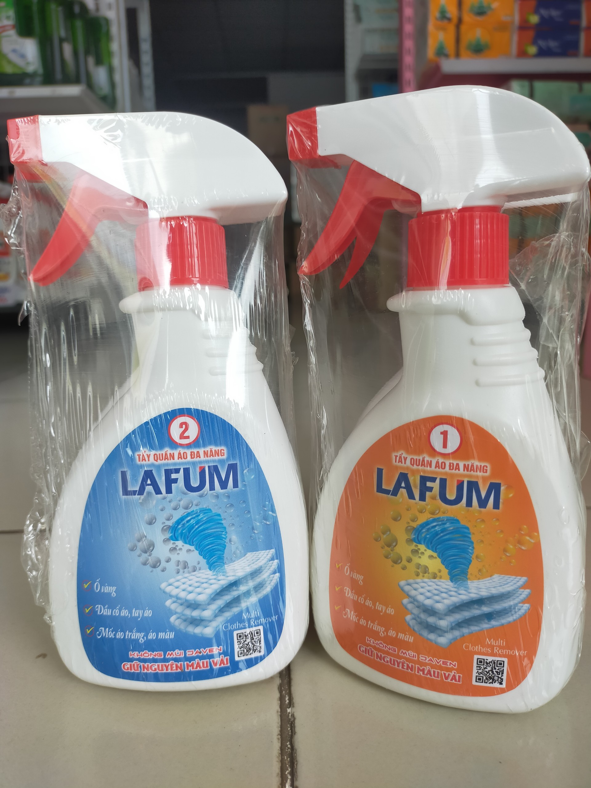 Dung Dịch Tẩy Quần Áo Đa Năng Lafum Set 2 Chai 600ml đánh bay mọi vết bẩn cứng đầu trên quần áo như vết lem màu, dầu mỡ