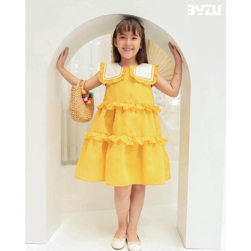 Váy đầm bé gái BYZU, chất vải xốp màu vàng tươi, thiết kế 3 tầng sành điệu