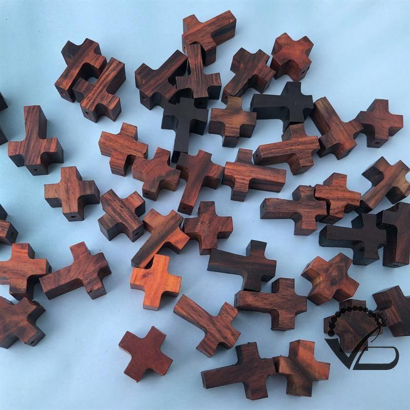 Charm Thánh Giá gỗ Trắc dành cho khách Công giáo