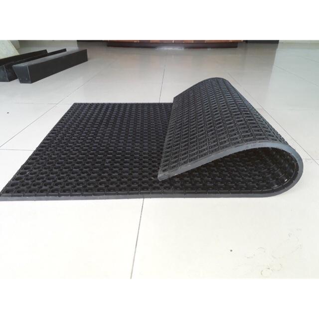 Thảm lót cao su chống trơn trượt : 87cm x 100cm