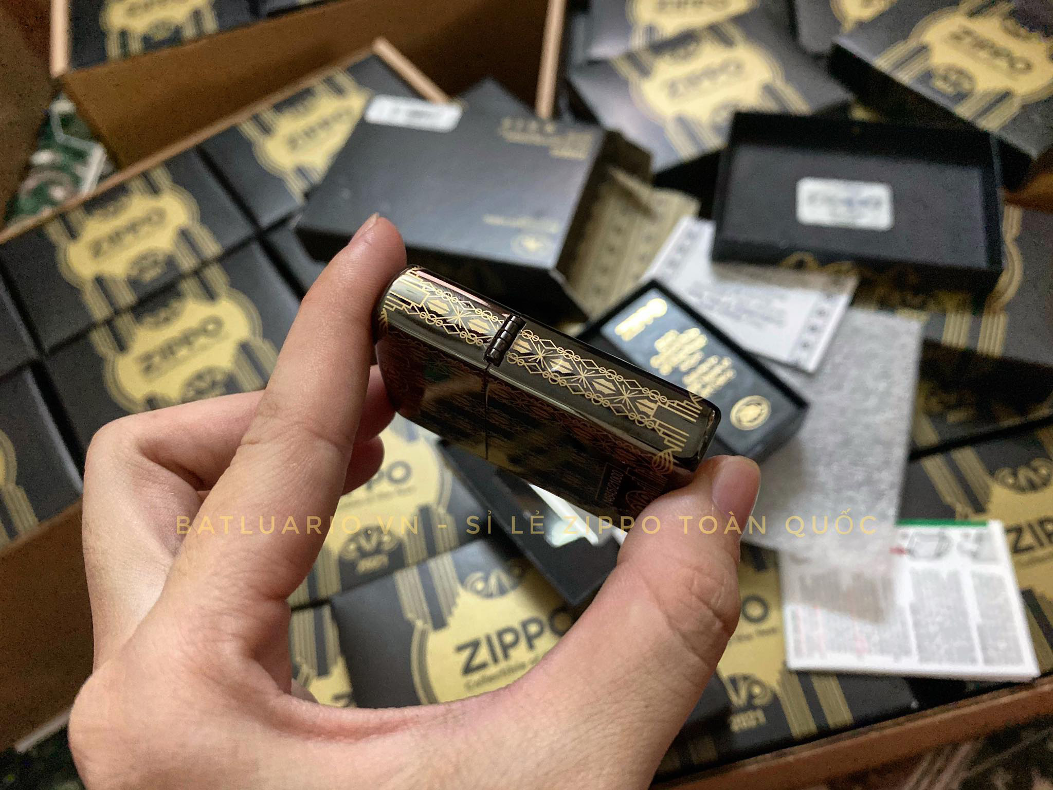 Bật Lửa Zippo 49501 – Zippo 2021 Collectible Of The Year – Zippo Coty 2021 Asia – Zippo Salute To 100 Years Of Art Deco