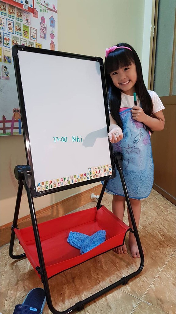 bảng Flipchart 2 mặt zoay lật 360 độ cho bé tập vẽ