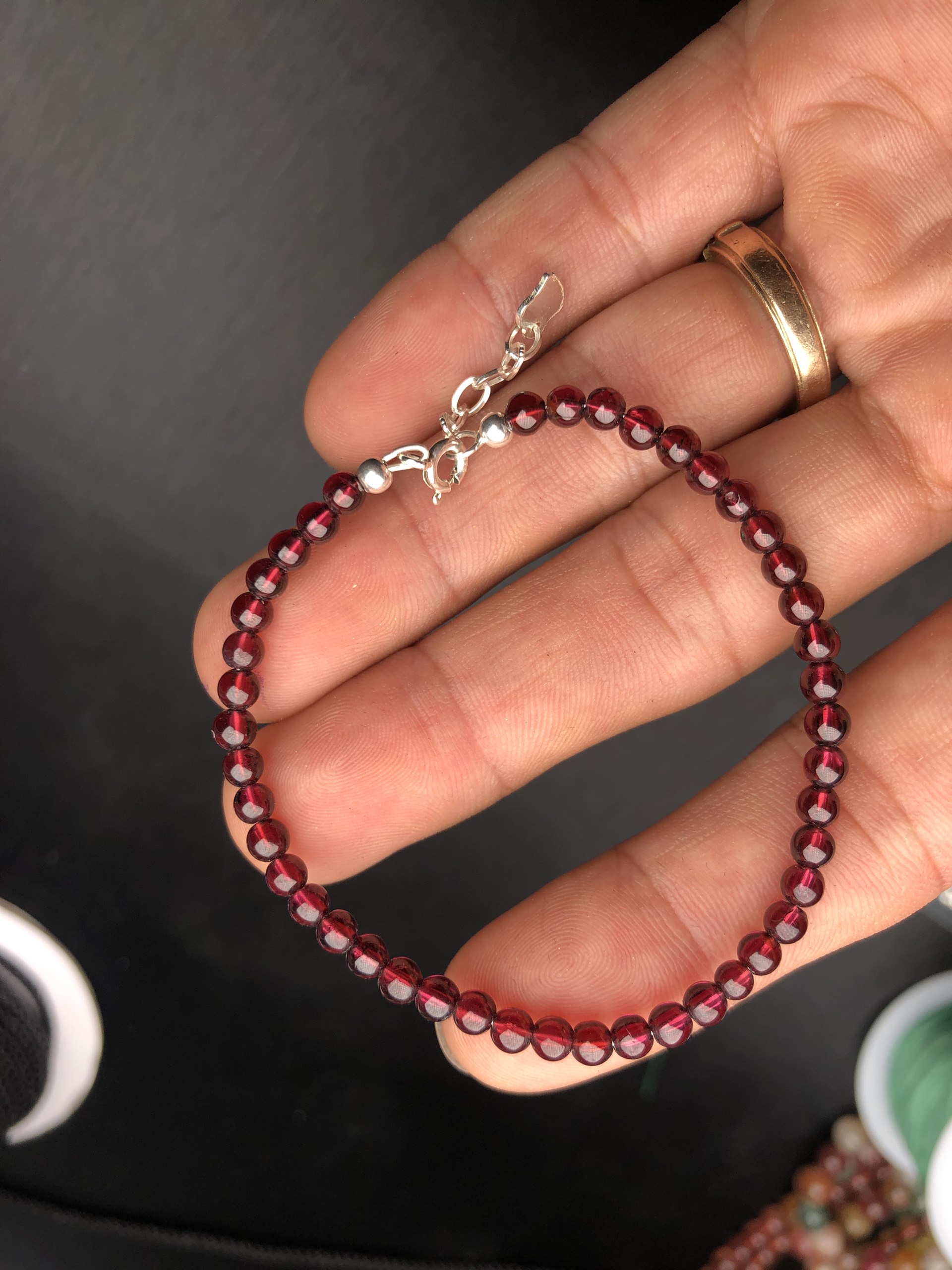 Vòng tay đá garnet 4mm lõi dây bạc siêu xinh