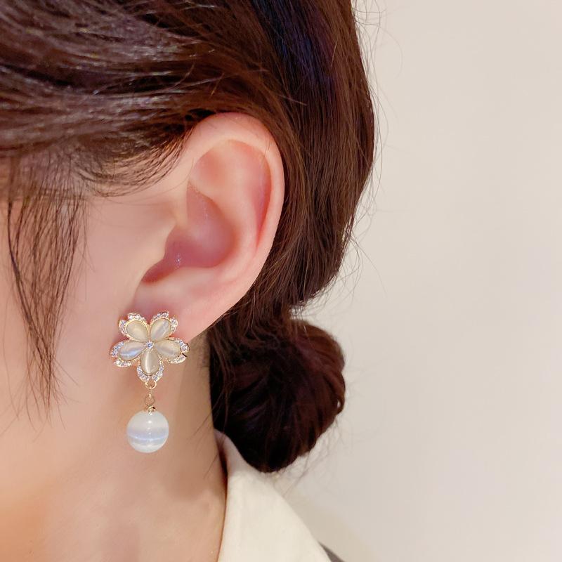 Khuyên tai hoa opal năm cánh bô viền