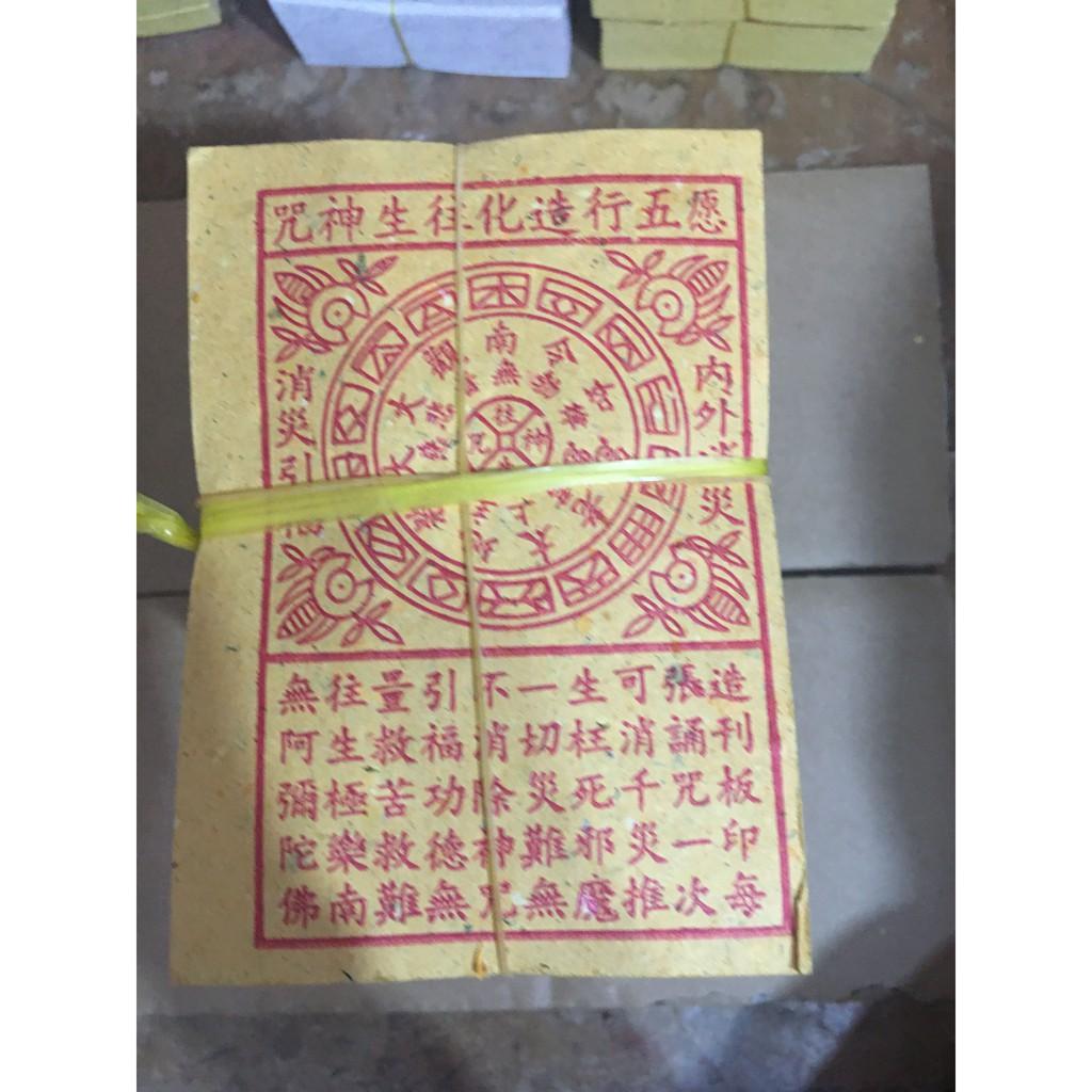 Một xấp giấy giảng sanh trong thờ cúng