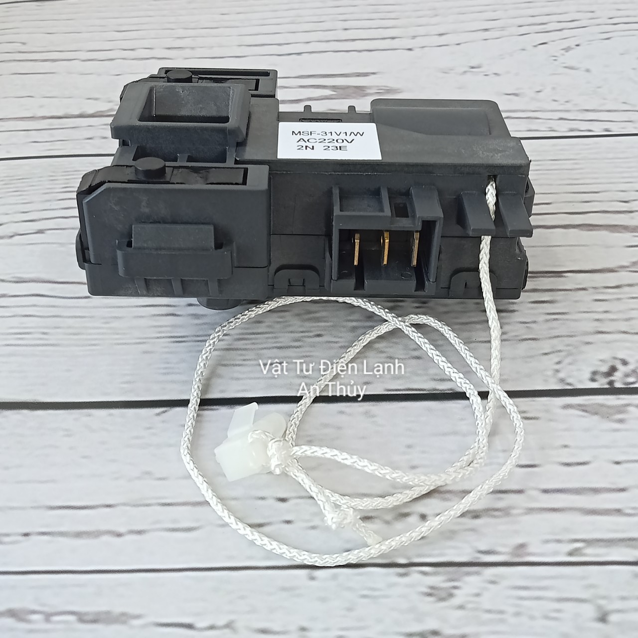 Công tắc khóa cửa máy giặt cho PANASONIC đen 3 chân 220V - 24 25E HÀNG HÃNG