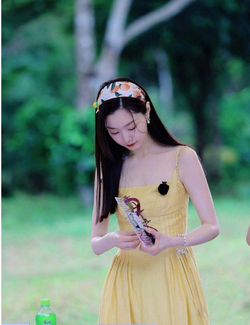 DONGSHOP Ngôi sao Triệu Lộ Tư cùng mẫu váy màu vàng, con cái đi nghỉ hè, thắt lưng, thắt lưng, váy dài.