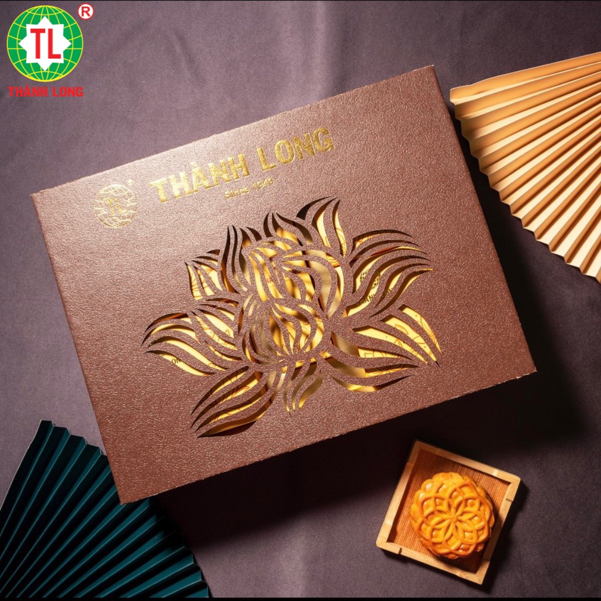 Bộ hộp Bánh trung thu 4 bánh 2 trứng 220g - Hoàng Gia - Thành Long 880g - tặng 1 hộp trà - VIỆT NAM
