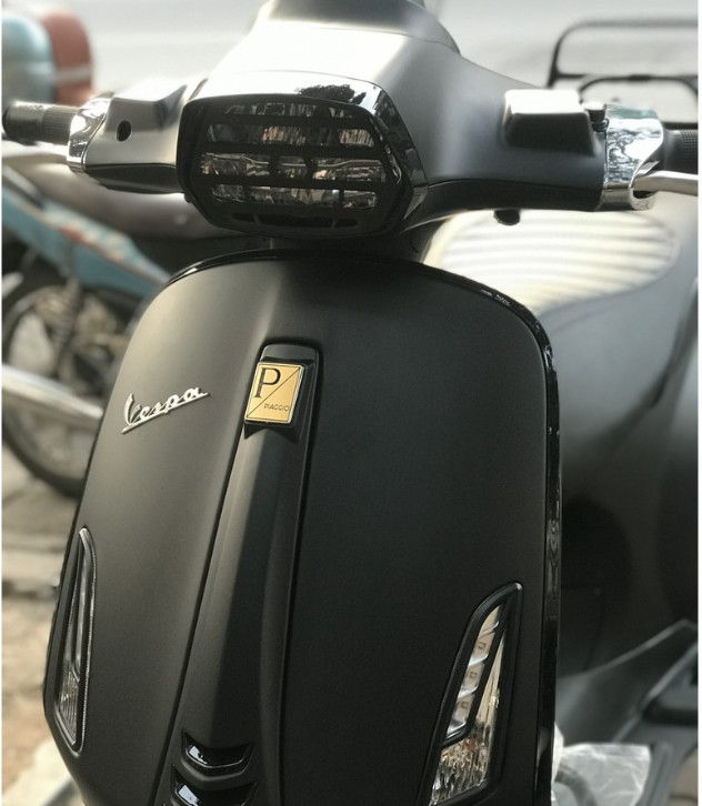 Logo dành cho xe Piaggio - Chữ P vàng nền vàng - 8832z.