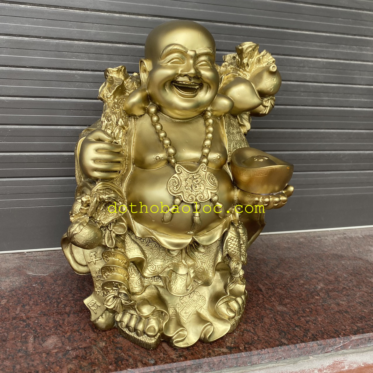 Tượng Di Lặc bột đá màu vàng đồng tay cầm quạt và thỏi vàng cao 39cm