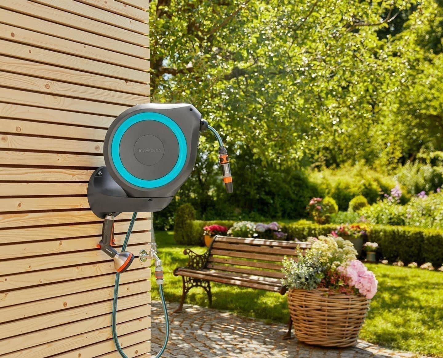 Bộ vòi tưới treo tường dây cuốn tự động 20m Gardena 18610-20