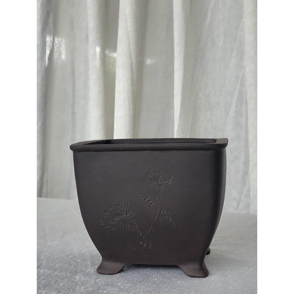 Chậu vuông mini CK21 hoa văn hoa cúc và cành trúc màu đen nhám kích thước 11 x 13 cm