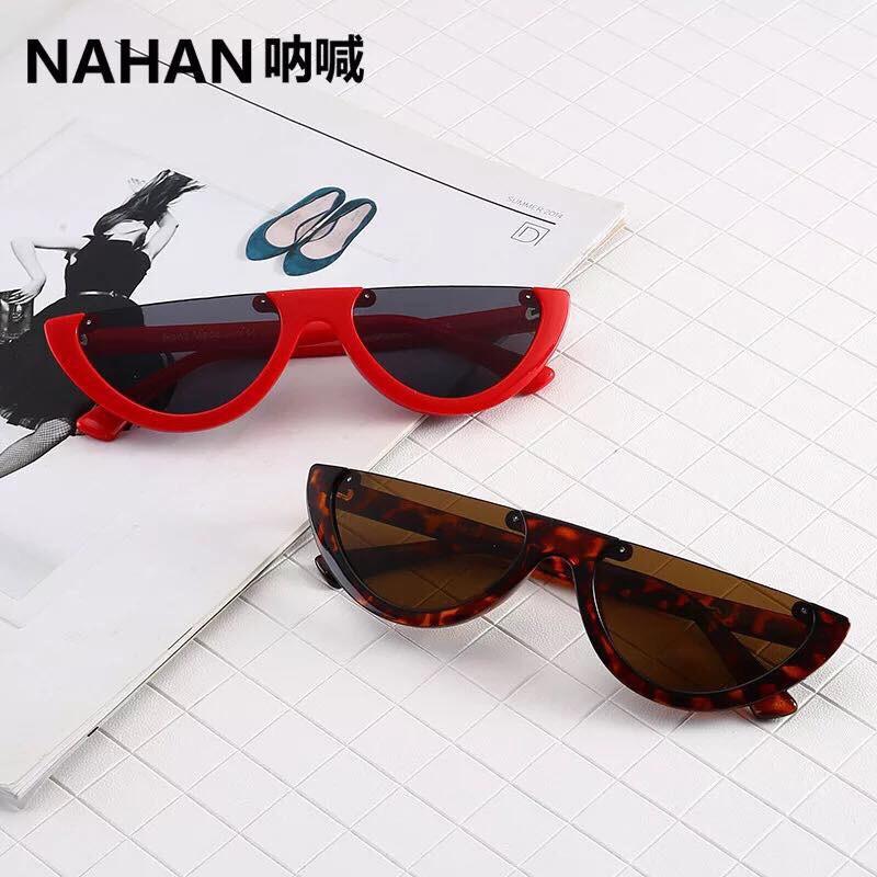 Kính retro nửa gọng nửa vầng trăng