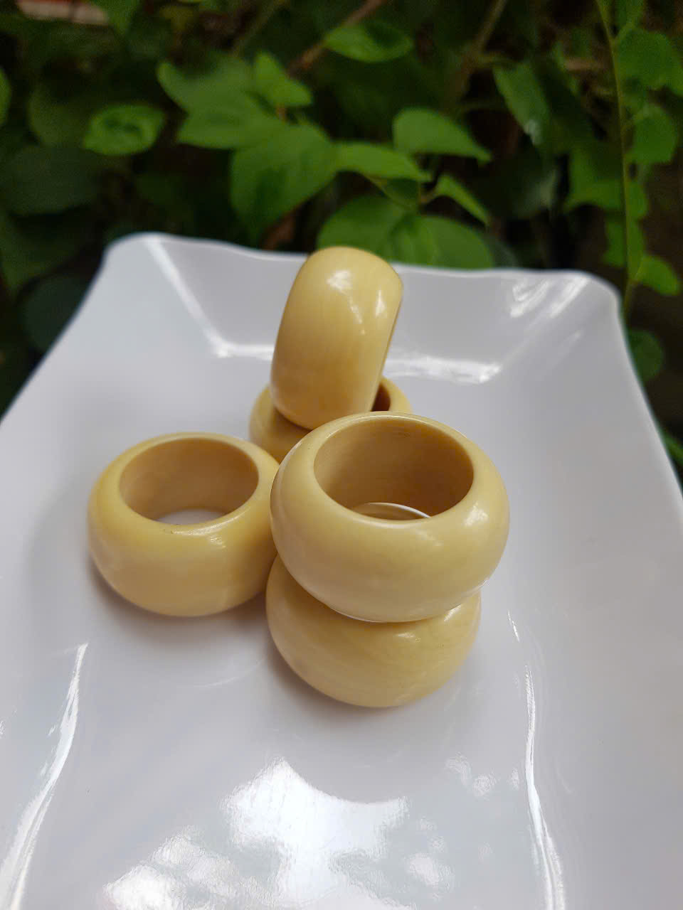 Nhẫn Nam Giả Ngà hay Xương Mỹ Nghệ màu trắng Ni 20mm Cao 16mm Dầy 5mm Dành Cho Các Anh Nam đeo nhẫn ngón tay cái hay bất kỳ ngón tay nào ni lọt vừa tay là 20mm rẻ vẫn đẹp như thường ạ