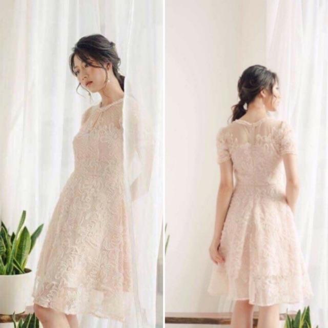 Đầm ren hoa kem dáng xoè