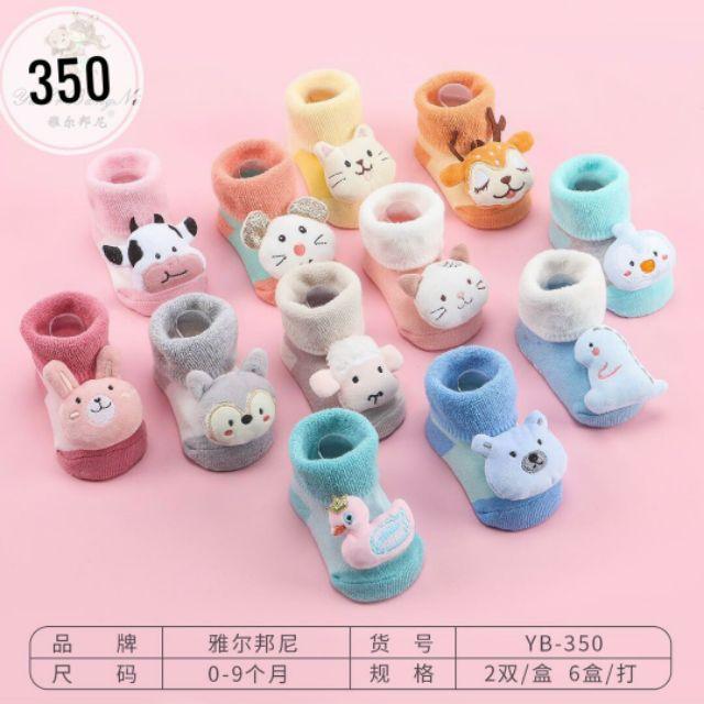 Set 2 đôi tất CAO CỔ đính thú 8D (326) có đế chống trượt cho bé sơ sinh từ 0-9 tháng (giao ngẫu nhiên)