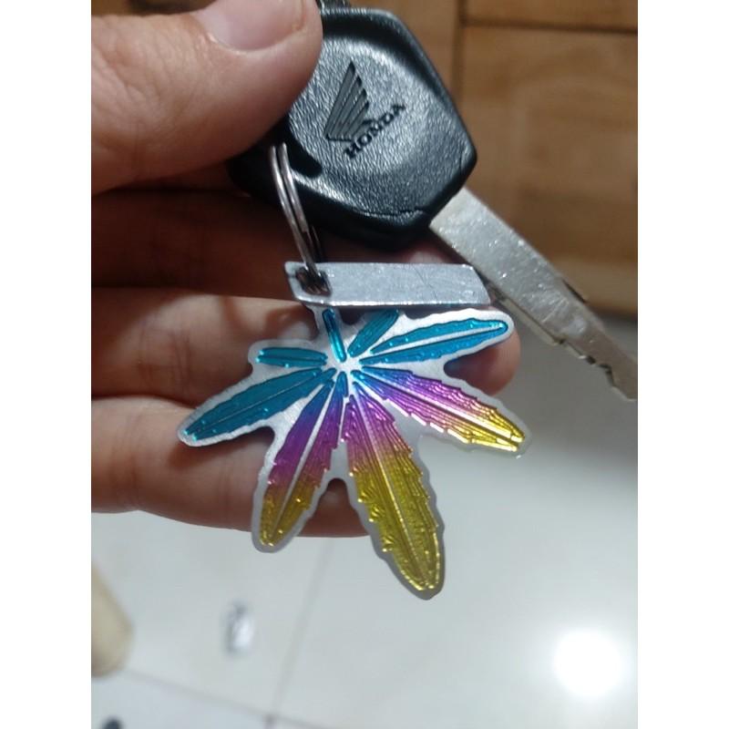 Logo titan móc khoá hình chiếc lá điện phân