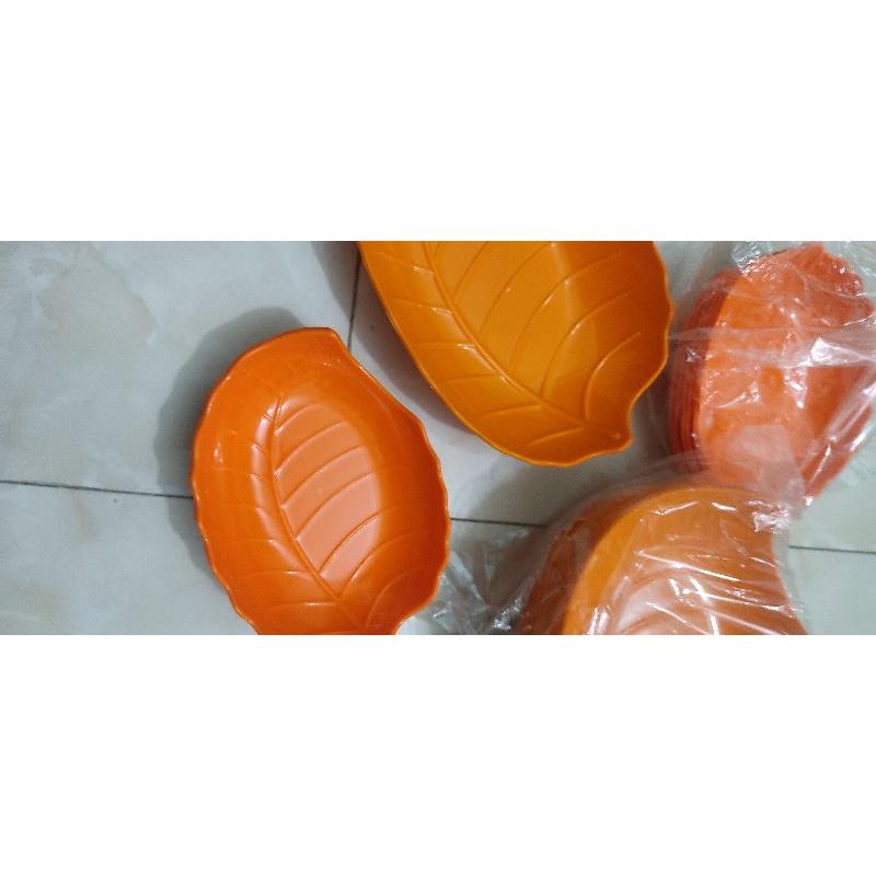 Đĩa đựng đồ ăn vặt hình lá làm từ sợi lúa mì thân thiện với môi trường .