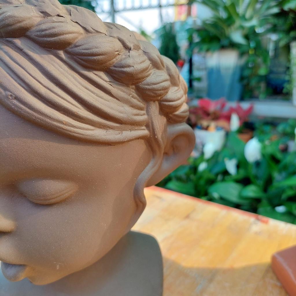 Chậu đất nung Bình Dương - Cô gái bím tóc, miệng chậu 15cm ngang 11cm dọc, chiều cao 26cm