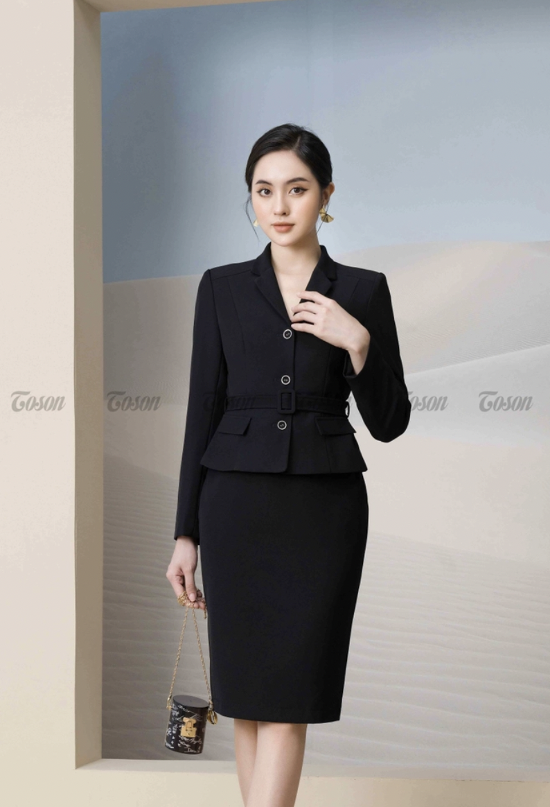 Bộ đồ Vest đen: Áo cổ K thắt đai eo + Chân váy ôm Toson B8357B31