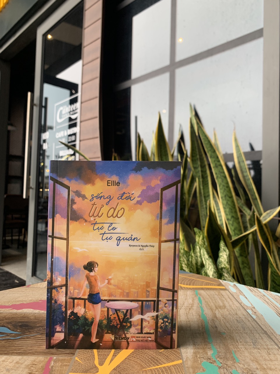 Sách - Sống Đời Tự Do, Tự Lo Tự Quản - Ellie - Books Trendy - Phuc Minh Books