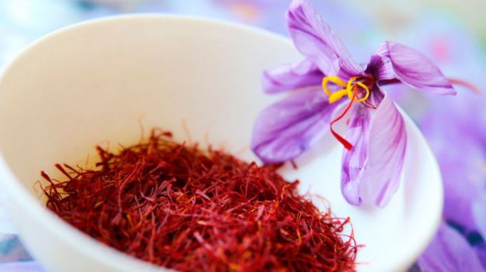 Mật ong Saffron Phúc Khang 140g - Hũ thủy tinh cao cấp - Tiêu chuẩn chất lượng ISO 22000 - Ngăn ngừa lão hóa Cân bằng nội tiết tố - giảm căng thẳng - mất ngủ ,Bảo vệ tim mạch - Thảo dược an toàn , Tự nhiên