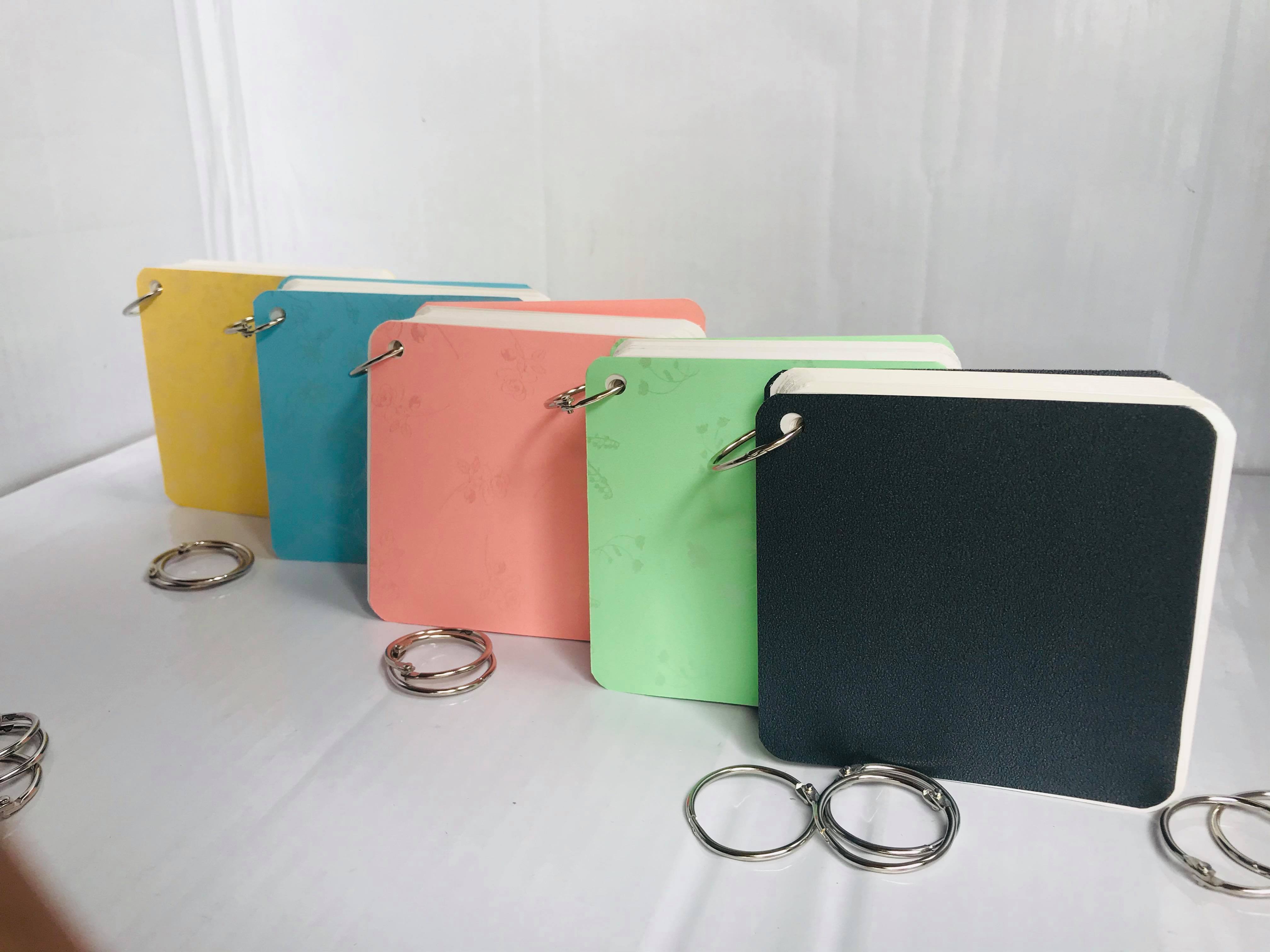 Combo 2 tập Flashcard trắng khổ lớn 10x10cm dày đẹp định lượng 350gsm 100 thẻ dày 5cm. Flashcard trắng 100 thẻ khổ lớn 10x10cm tặng kèm 2 khoen móc. Flasshcard trắng khổ lớn dùng để học hoặc vẽ