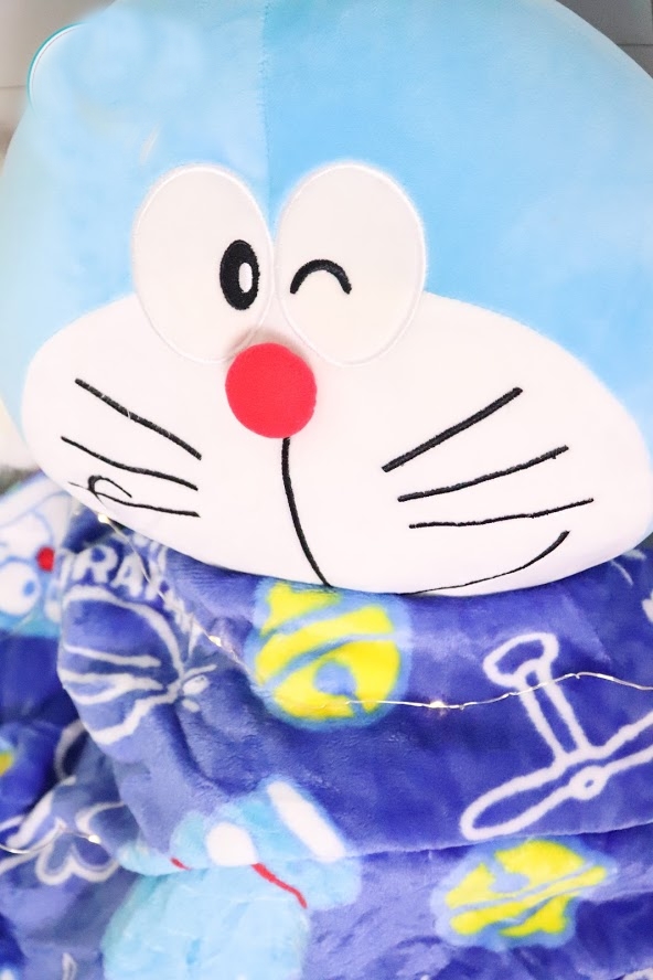 Gối mền Doraemon cầm bánh lông mịn - Xanh da trời - 45420