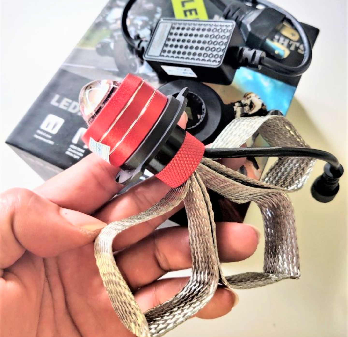 1 BÓNG ĐÈN PHA VÀNG CỐT TRẮNG KIỂU ĐUÔI CÔNG SIÊU SÁNG LẮP XE MÁY VÀ ÔTÔ MẪU MỚI HÀNG CAO CẤP