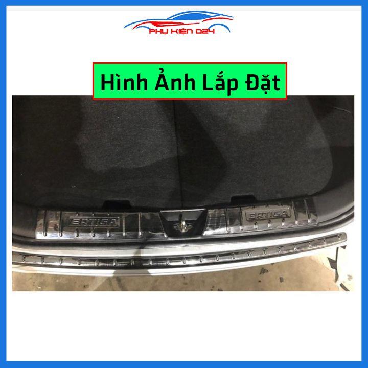 Ốp chống trầy cốp Suzuki Ertiga thép không gỉ vân titan bảo vệ xe chống va đập