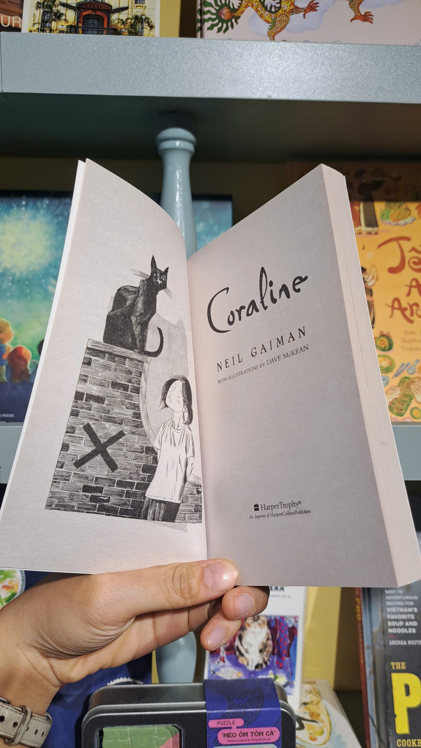 Sách - Coraline by Neil Gaiman | Fantasy / Horror / Fiction for Young Adult / Ngoại văn khổ nhỏ