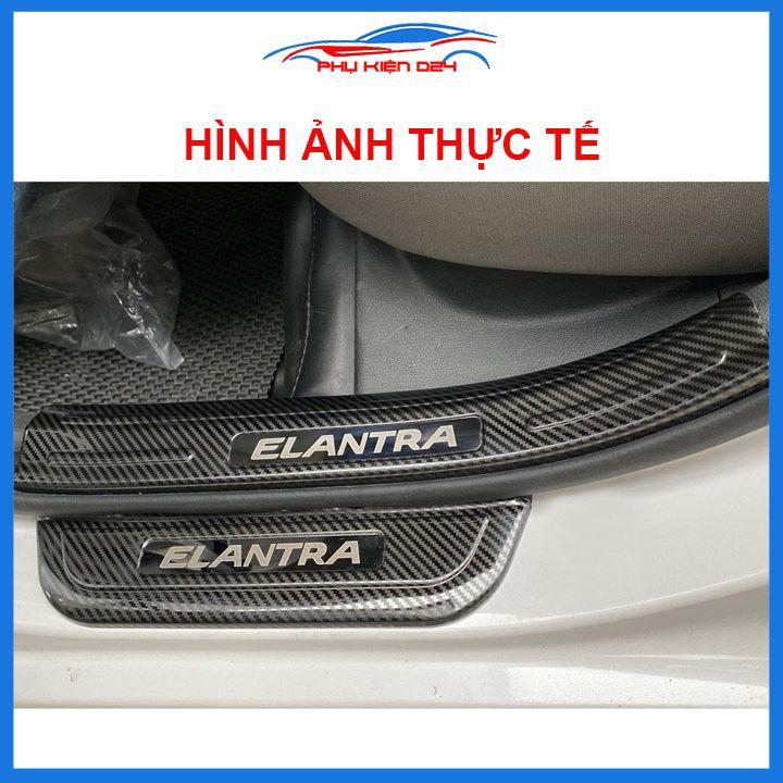 Bộ nẹp bước chân trong ngoài vân Cacbon xe Elantra 2016-2017-2018-2019-2020 chống trầy làm đẹp ô tô