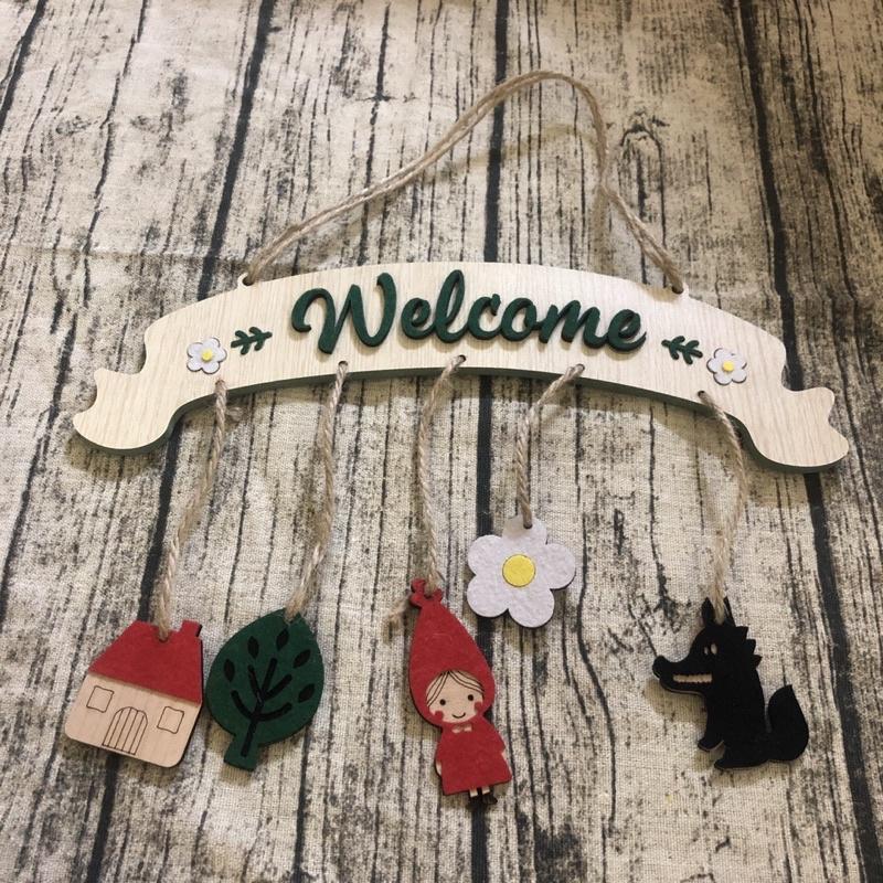 Bảng gỗ treo trang trí tường trang trí cửa phòng trọ homestay phòng khách cô bé quàn khăn đỏ và sói chữ welcome