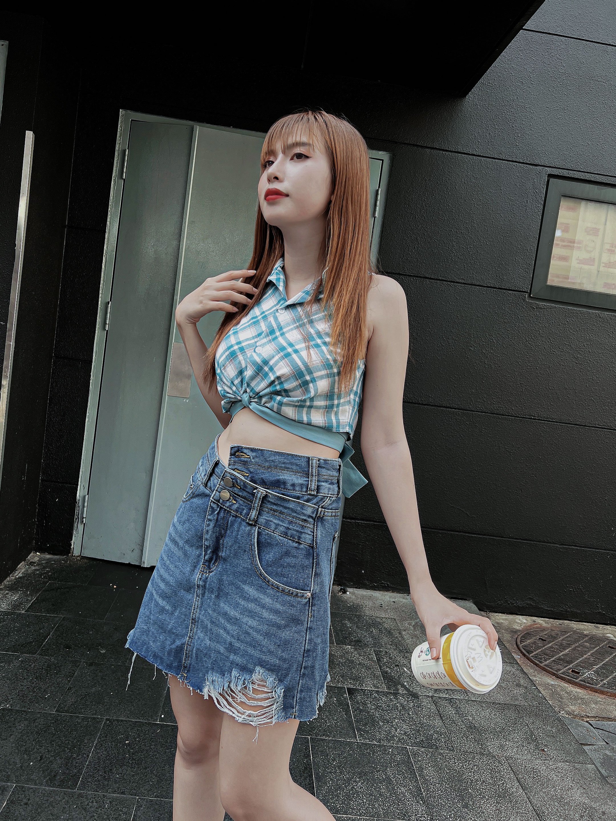 Chân váy jeans nữ HQJeans lưng đắp chéo cá tính lai tua rách trên gối