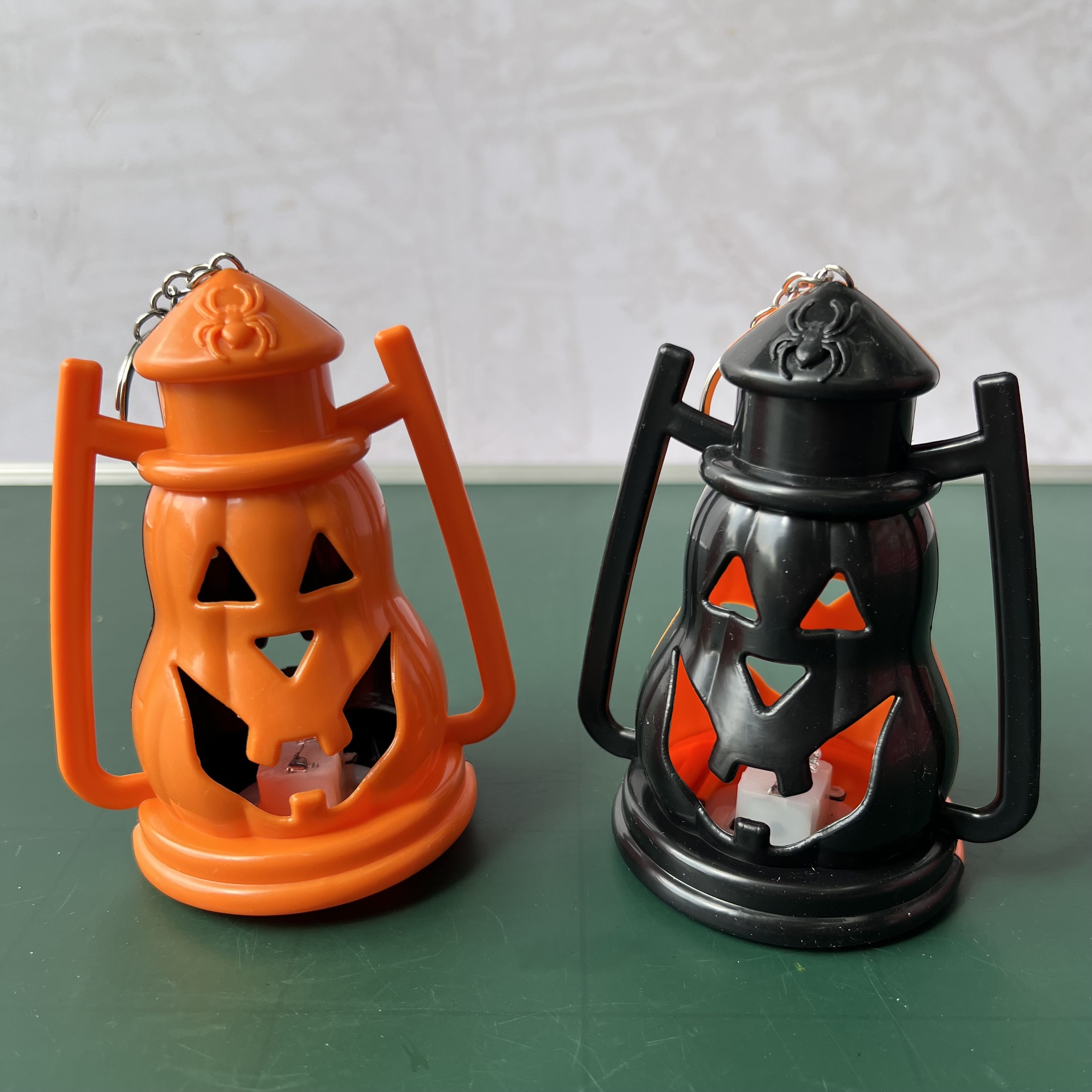 Đèn bão bí ngô màu cam đen có móc treo trang trí Halloween lắp sẵn pin cao 12cm