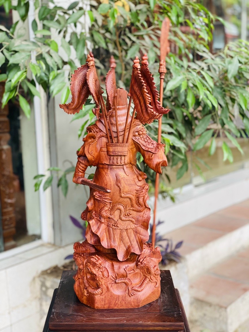Tượng điêu khắc quan công cầm đao ,sau nưng cắm cờ bằng gỗ hương đá kt cao 60×23×20cm