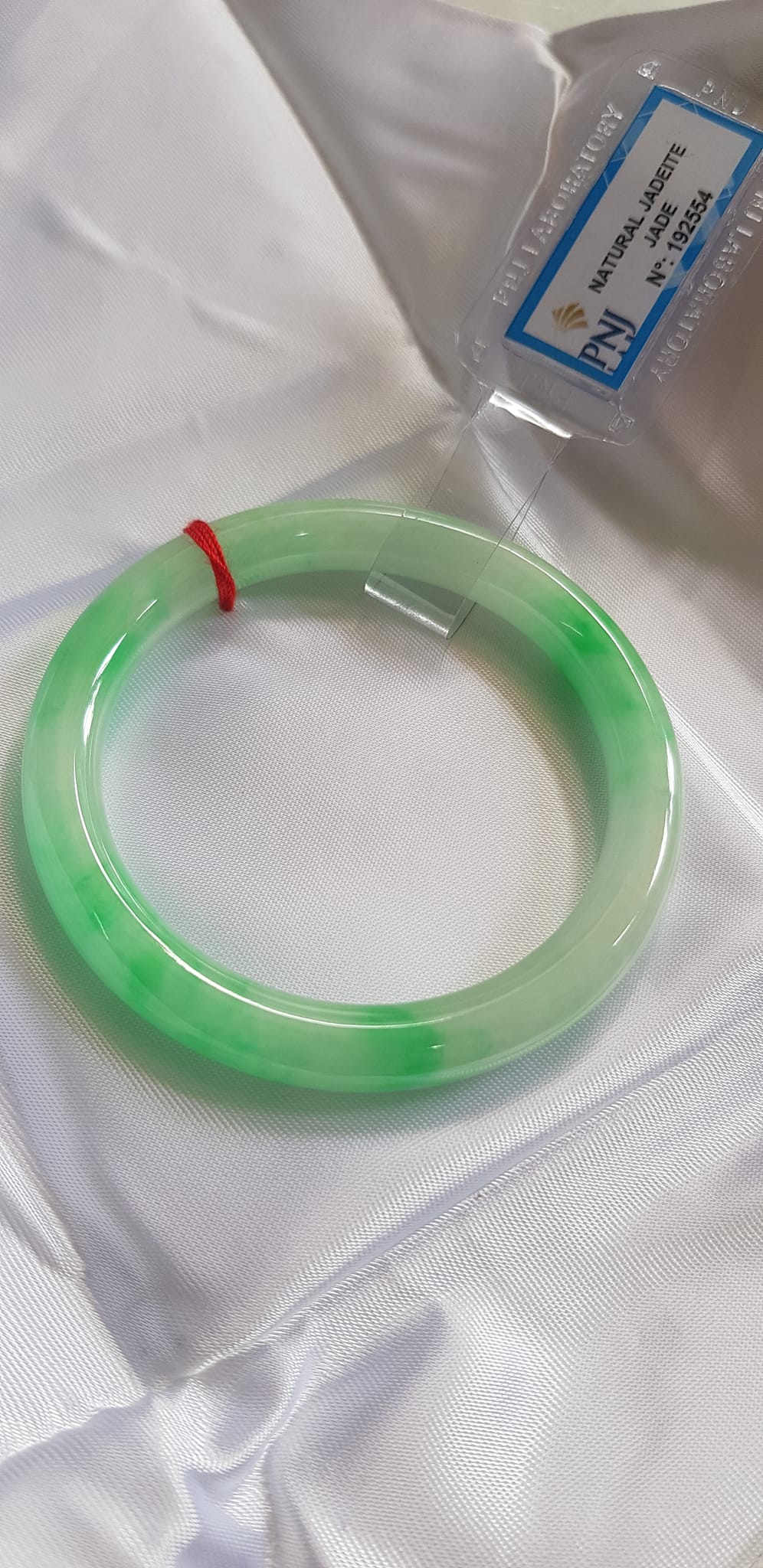 Vòng Cẩm Thạch tự nhiên Vip T Lý Kết AAA 51mm x cọng 7,2mm Vòng kiểm định Natural Jadeite Jade P No 192554 vòng ngọc màu trắng lý tươi bóng ngọc mượt sịn bóng đều đẹp sang lắm mấy Chị yêu ơi nữ 50kg - 55kg đeo ạ