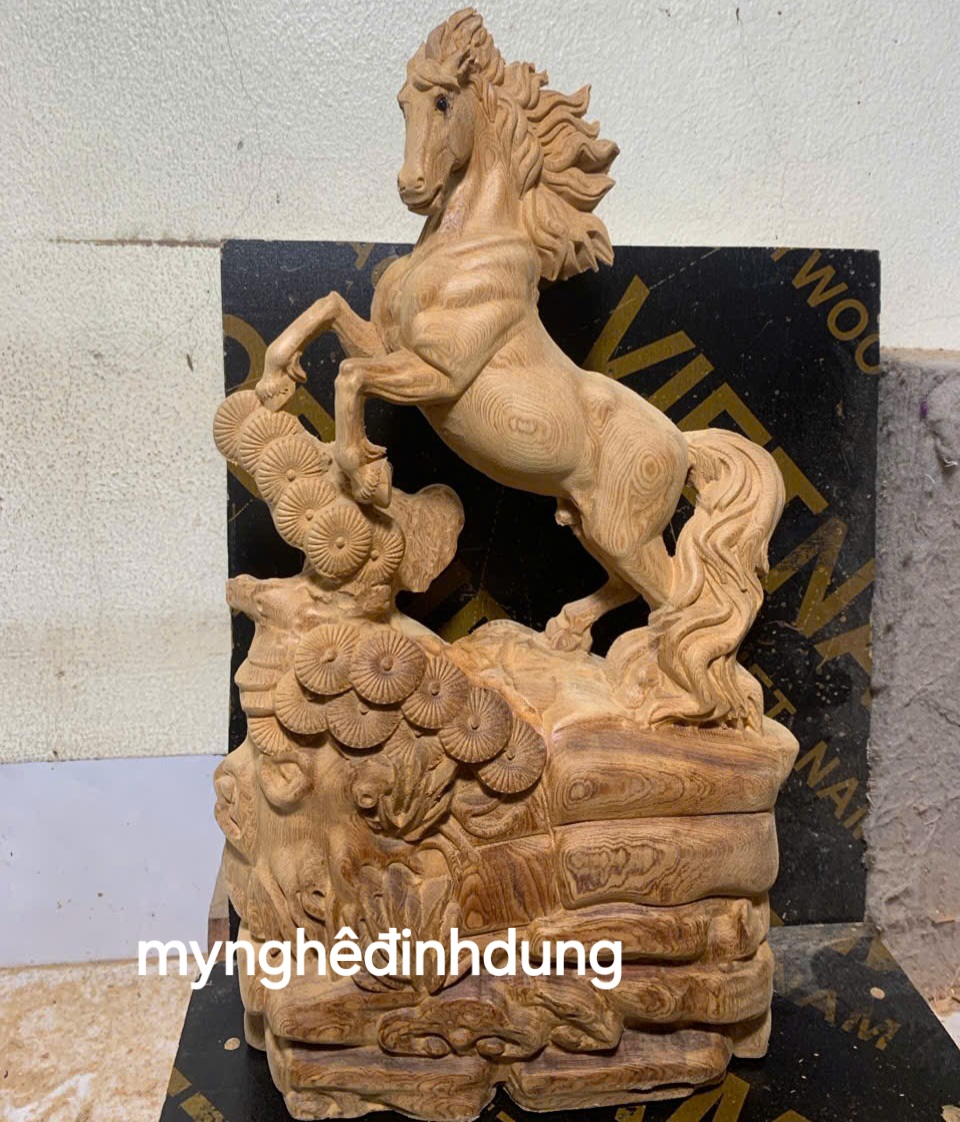 Tượng Tượng con ngựa phong thủy cầu tài lộc bằng gỗ ngọc Am thơm nức cao 40x14x9cm